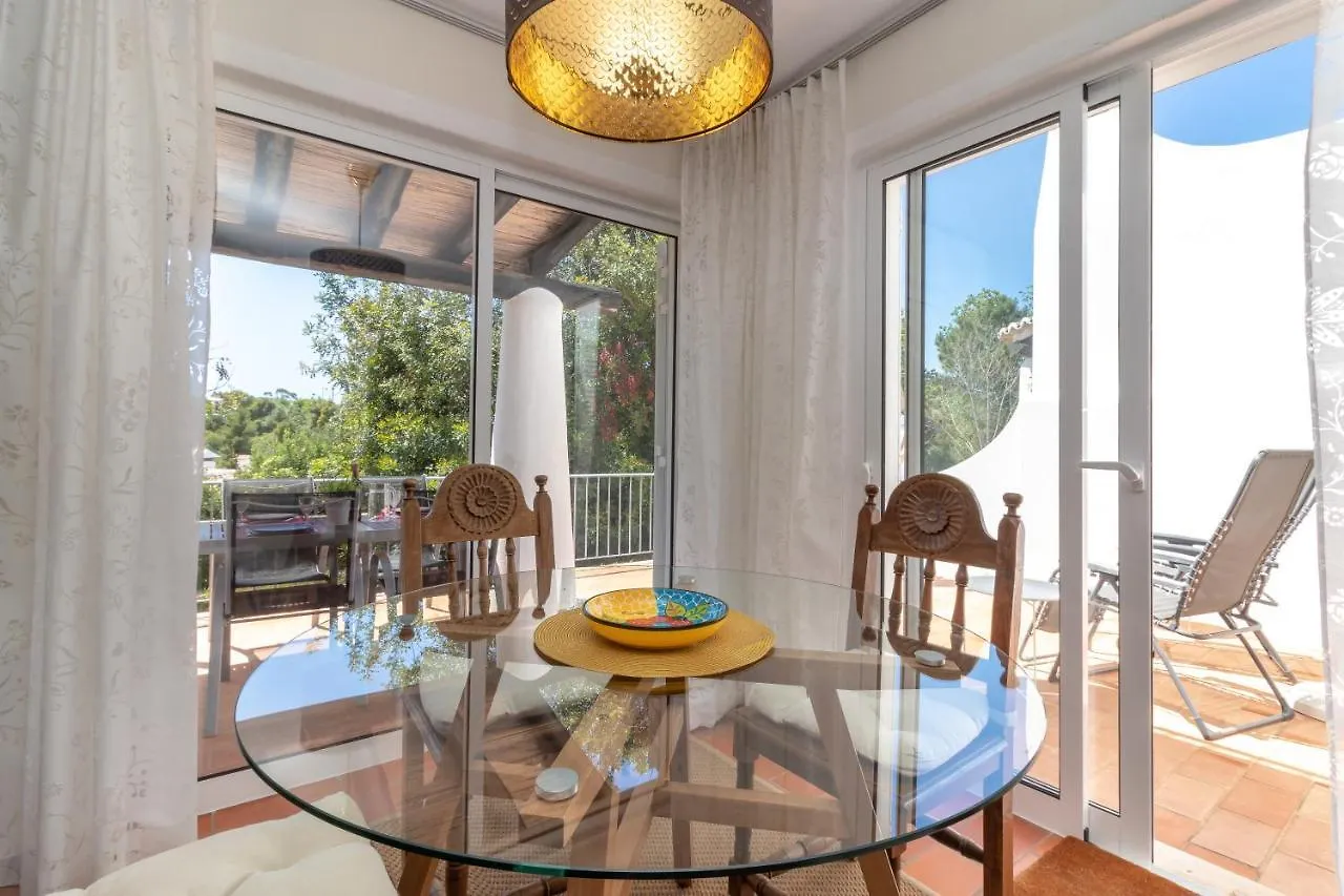 Vila Casa Cinquenta E Um Carvoeiro